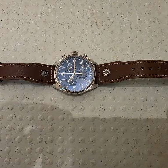 Elegant Brown Leather Bag with Timeless Design - Picture 4 of 6